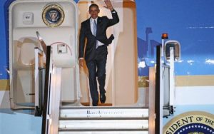 96048614_LONDON_ENGLAND_-_APRIL_21__US_President_Barack_Obama_steps_off_Air_Force_One_upon_arrival_a-large_trans++Nfy3y1bAskprEdfySmFJFX64klESO1XPNJLk73Av_5k