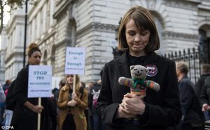 399ba8ee00000578-3862310-carey_mulligan_brought_along_a_teddy_bear_belonging_to_her_one_y-a-6_1477148484480